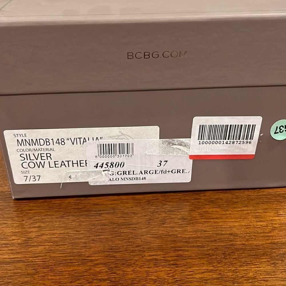 BCBG MaxAzria Sandals In Silver. leather - Picture 4 of 6